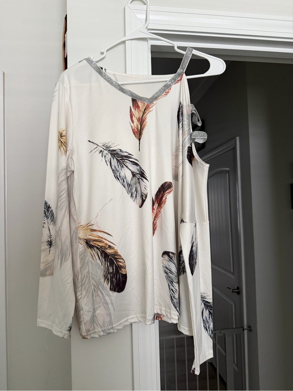 Women’s Cream Feather-Print Cold-Shoulder Long Sleeve Top